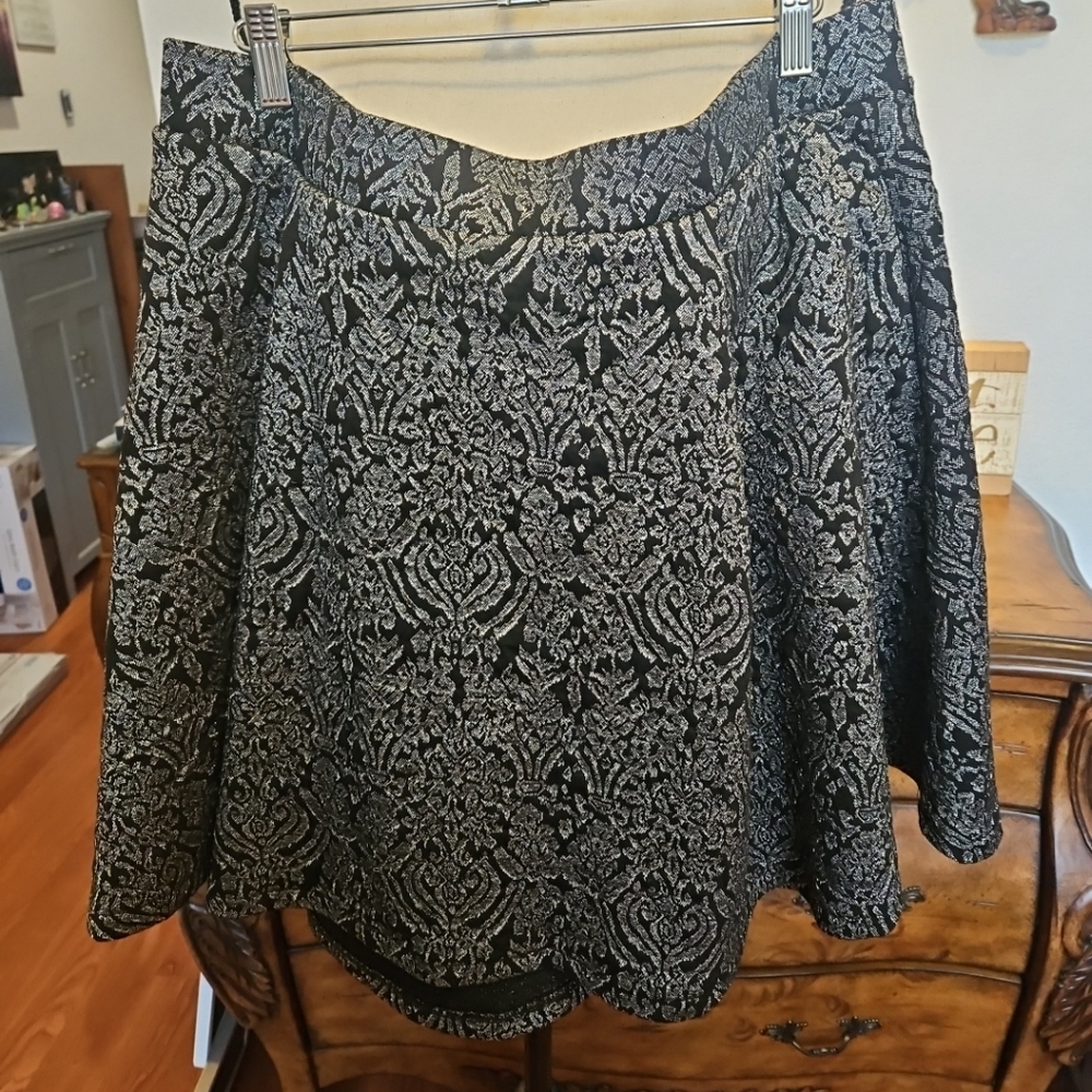 TORRID SIZE 1 (14/16) Black and Silver Flare Skirt